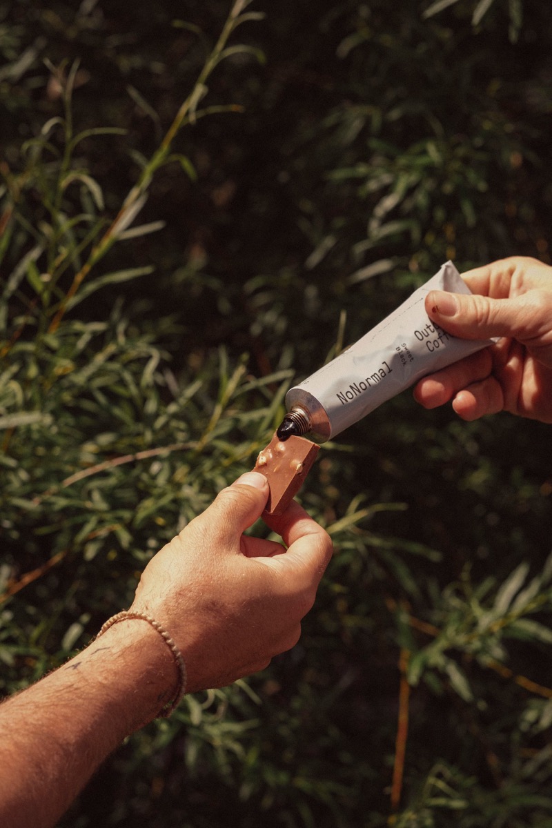 Tube Sweet Black pressé directement en main, en pleine nature
